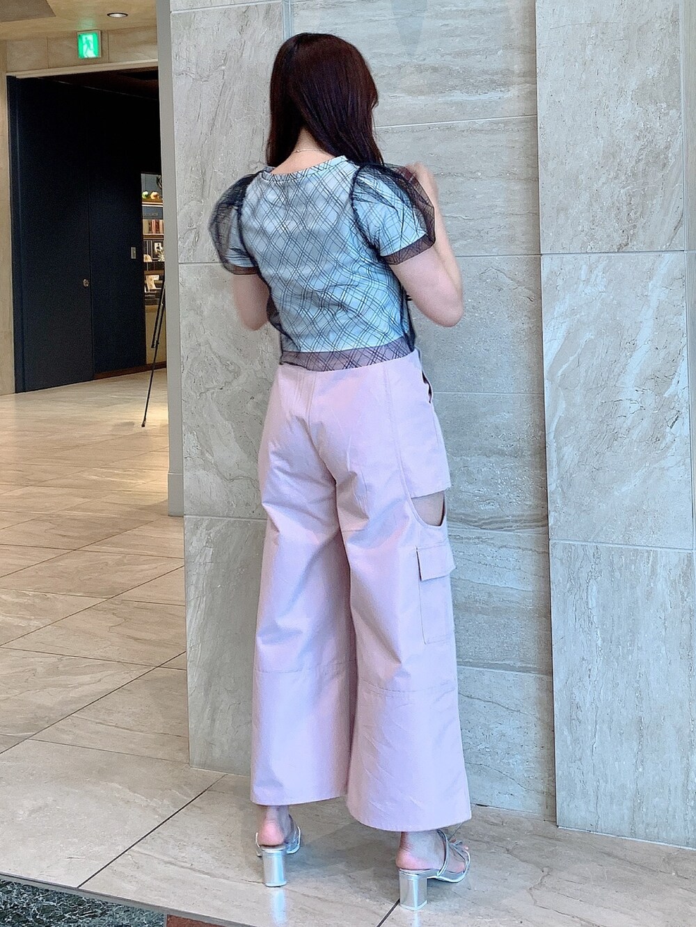 ピンク系のカーゴパンツ、ブラック系のTシャツ/カットソー、シルバー系のパンプスを着用したレディースの夏コーディネートの4枚目の写真