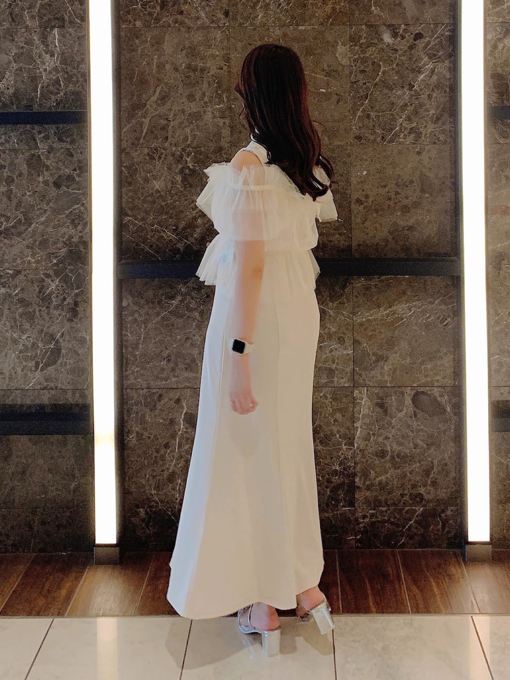 ホワイト系のワンピース、シルバー系のパンプスを着用したレディースの夏コーディネートの5枚目の写真