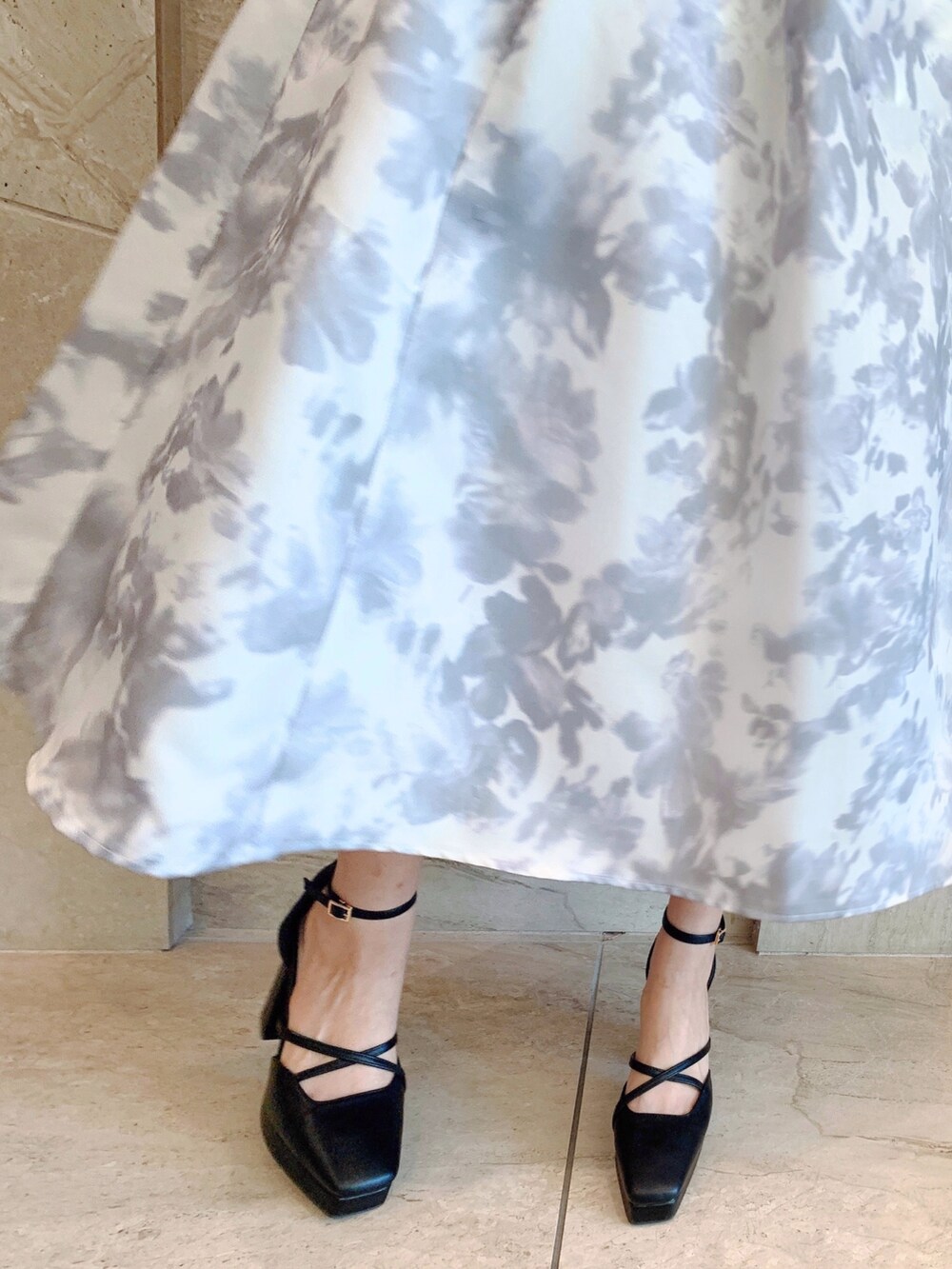 ホワイト系のスカート、ブラック系のニット/セーター、ブラック系のパンプスを着用したレディースの秋コーディネートの9枚目の写真