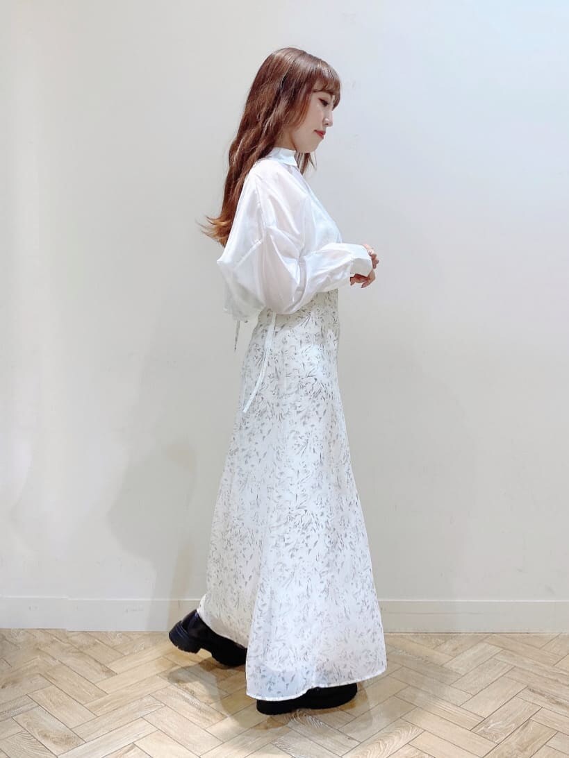 ホワイト系のワンピース、ブラウン系のローファーを着用したレディースの夏コーディネートの3枚目の写真