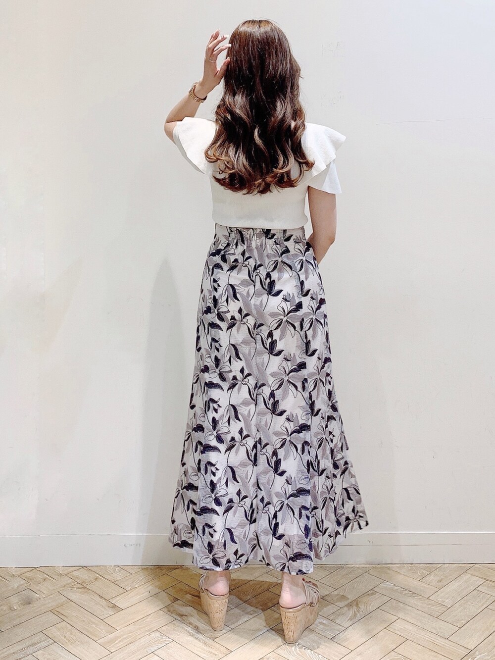 ホワイト系のニット/セーター、パープル系のスカート、その他のサンダルを着用したレディースの夏コーディネートの6枚目の写真