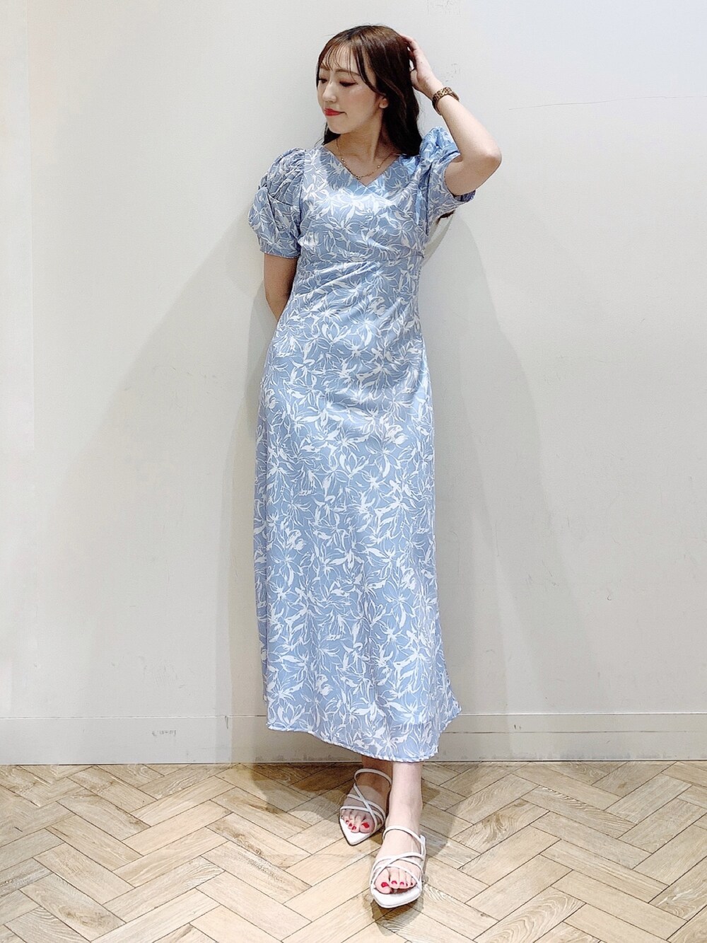 ブルー系のワンピース、ホワイト系のカーディガン/ボレロ、ホワイト系のサンダルを着用したレディースの春コーディネートの5枚目の写真