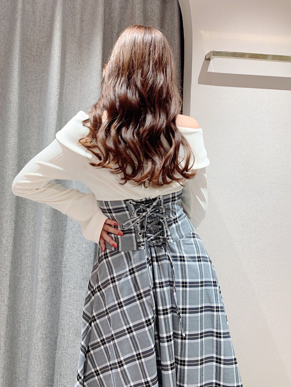 ホワイト系のワンピース、ホワイト系のブーツを着用したレディースの秋コーディネートの8枚目の写真