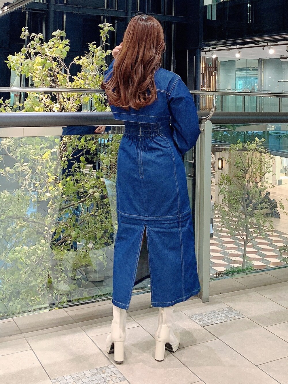 ホワイト系のブーツ、ブルー系のワンピースを着用したレディースの冬コーディネートの7枚目の写真