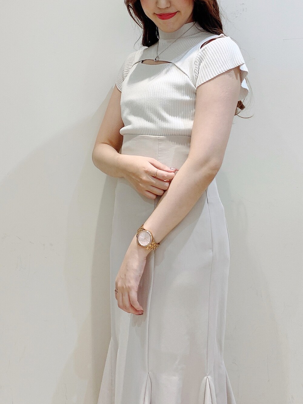 ベージュ系のスカート、ホワイト系のニット/セーター、その他のサンダルを着用したレディースの夏コーディネートの7枚目の写真