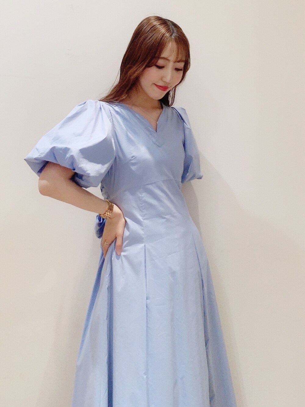 ブルー系のワンピース、ホワイト系のサンダルを着用したレディースの春コーディネートの7枚目の写真