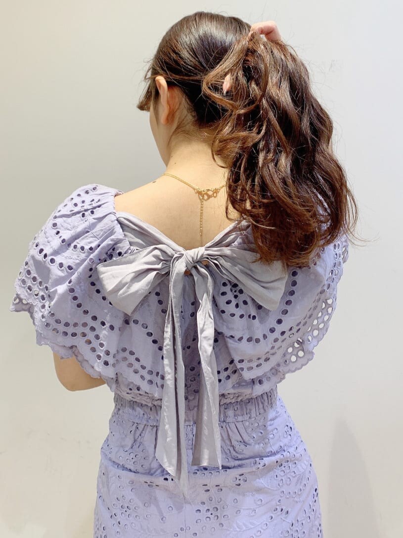 パープル系のシャツ/ブラウス、パープル系のスカート、パープル系のネックレスを着用したレディースの春コーディネートの7枚目の写真