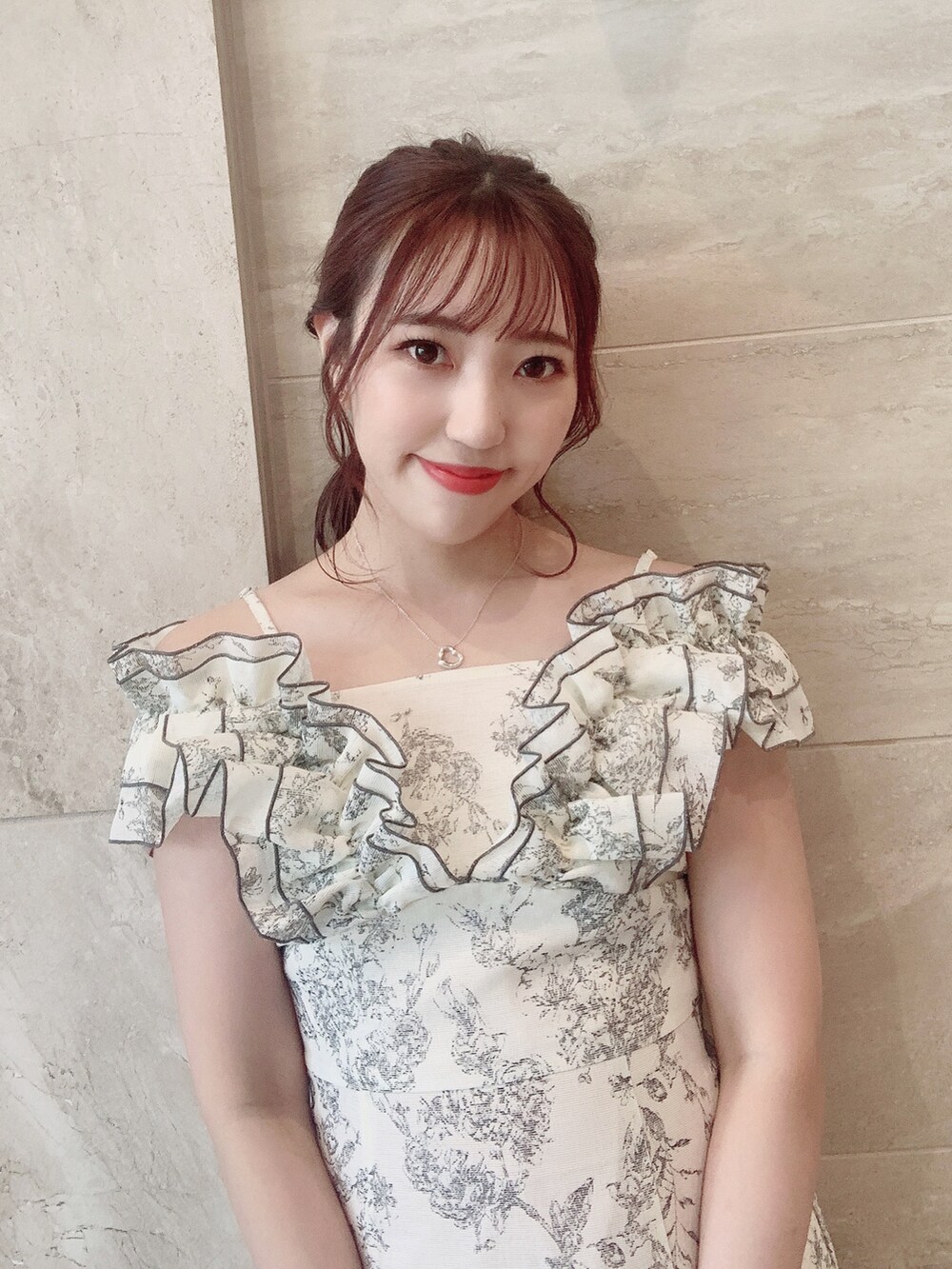 ホワイト系のワンピース、シルバー系のパンプスを着用したレディースの夏コーディネートの9枚目の写真