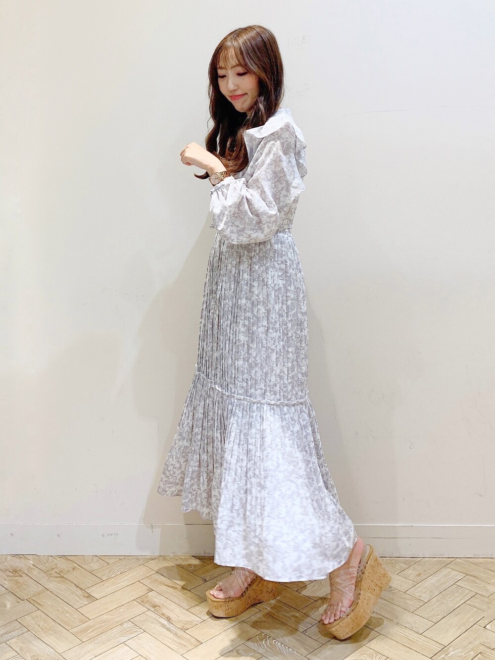 グレー系のワンピース、その他のサンダル、ホワイト系のトレンチコートを着用したレディースの春コーディネートの4枚目の写真