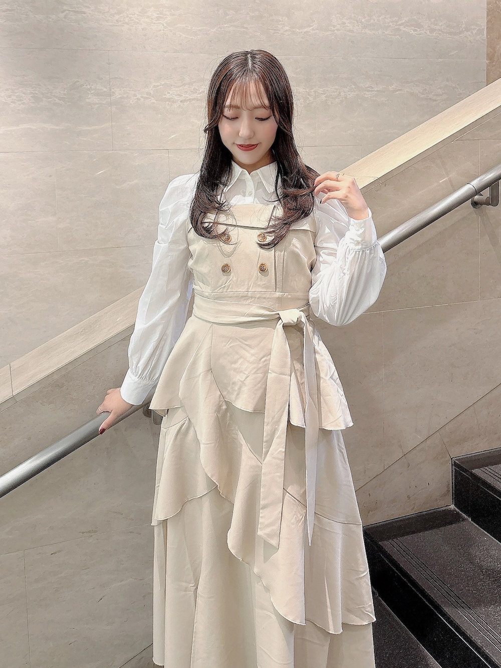 ベージュ系のワンピース、ブラック系のサンダルを着用したレディースの冬コーディネートの5枚目の写真