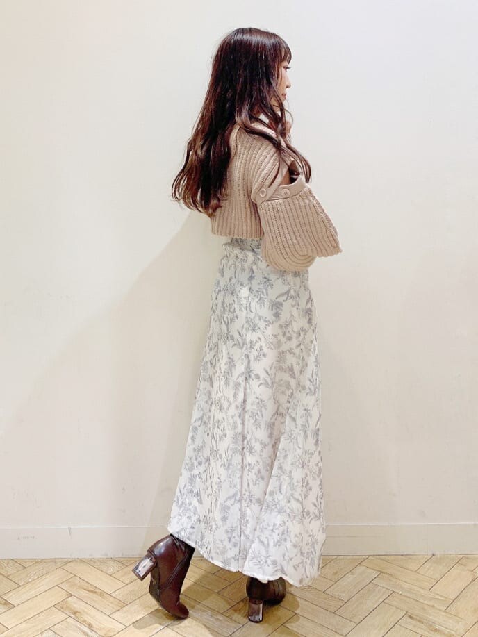 ブラウン系のブーツ、ピンク系のワンピース、ホワイト系のスカートを着用したレディースの秋コーディネートの6枚目の写真