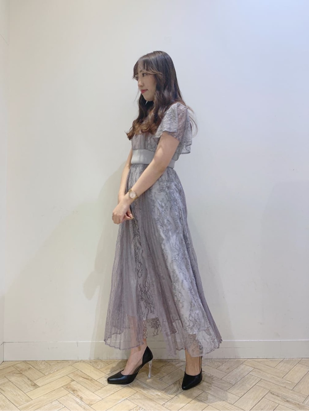 ブラック系のパンプス、パープル系のワンピースを着用したレディースの春コーディネートの4枚目の写真