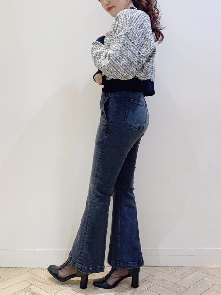 ブラック系のその他パンツ、ブラック系のその他シューズ、ホワイト系のシャツ/ブラウスを着用したレディースの冬コーディネートの2枚目の写真