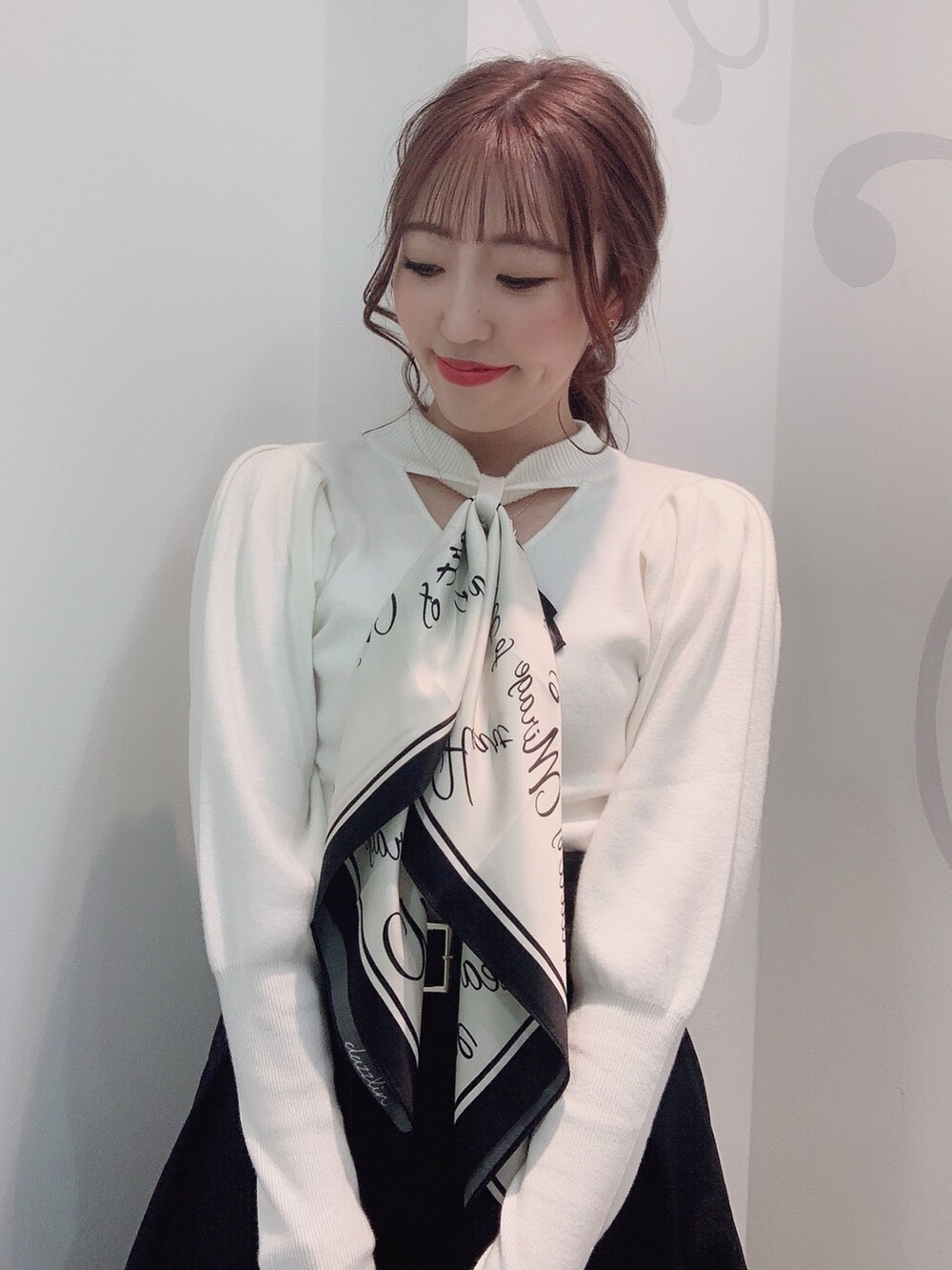 ホワイト系のブーツ、ブラック系のスカート、ホワイト系のニット/セーターを着用したレディースの秋コーディネートの7枚目の写真