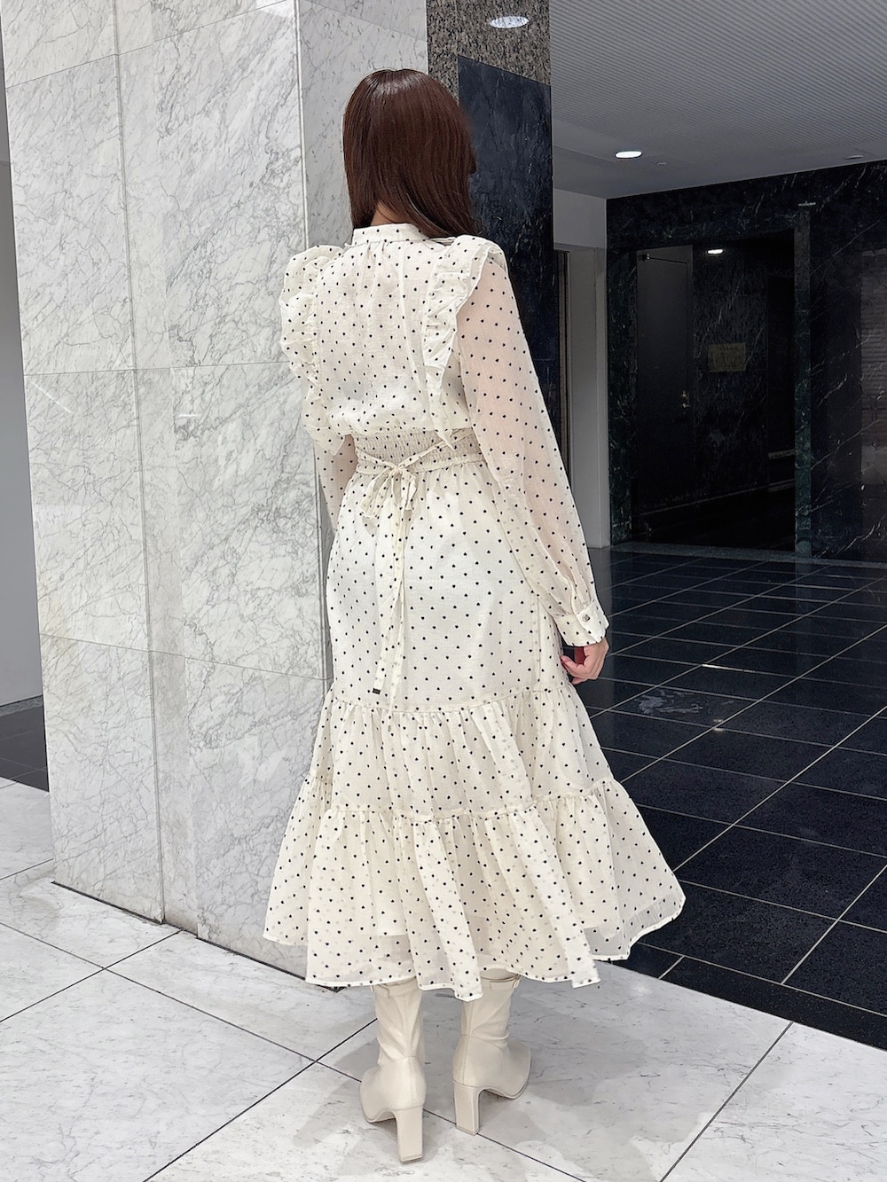 ホワイト系のワンピース、ホワイト系のブーツを着用したレディースの冬コーディネートの4枚目の写真