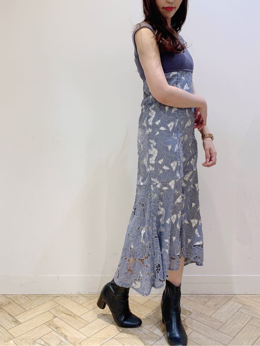 ベージュ系のトレンチコート、ブルー系のワンピースを着用したレディースの春コーディネートの3枚目の写真