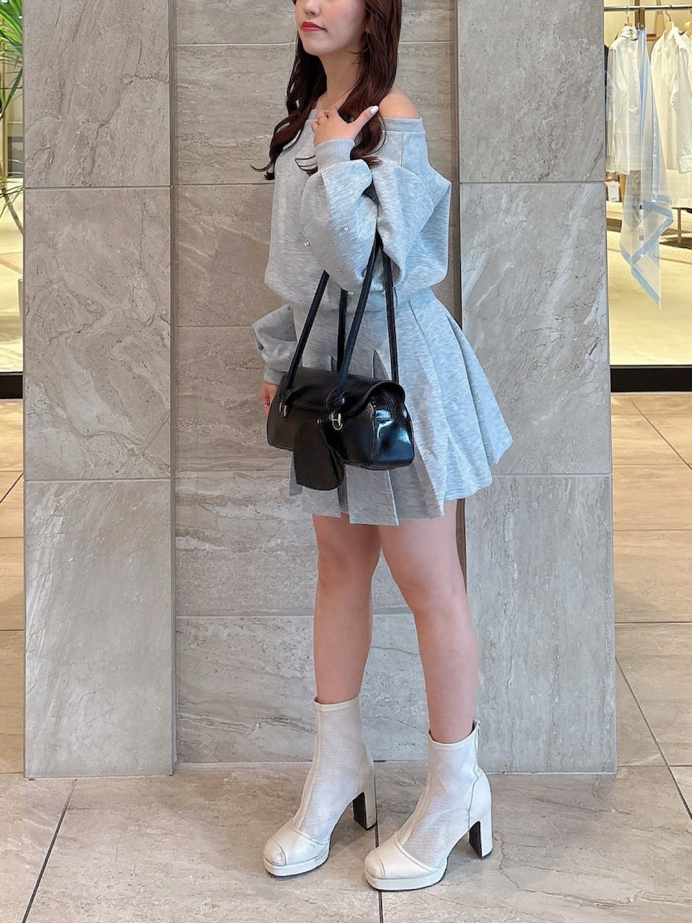 ホワイト系のブーツ、グレー系のスカート、グレー系のスウェットを着用したレディースの春コーディネートの8枚目の写真