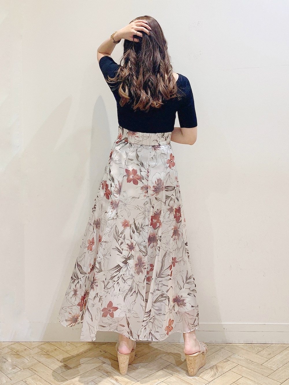 ピンク系のスカート、ブラック系のニット/セーター、その他のサンダルを着用したレディースの春コーディネートの7枚目の写真