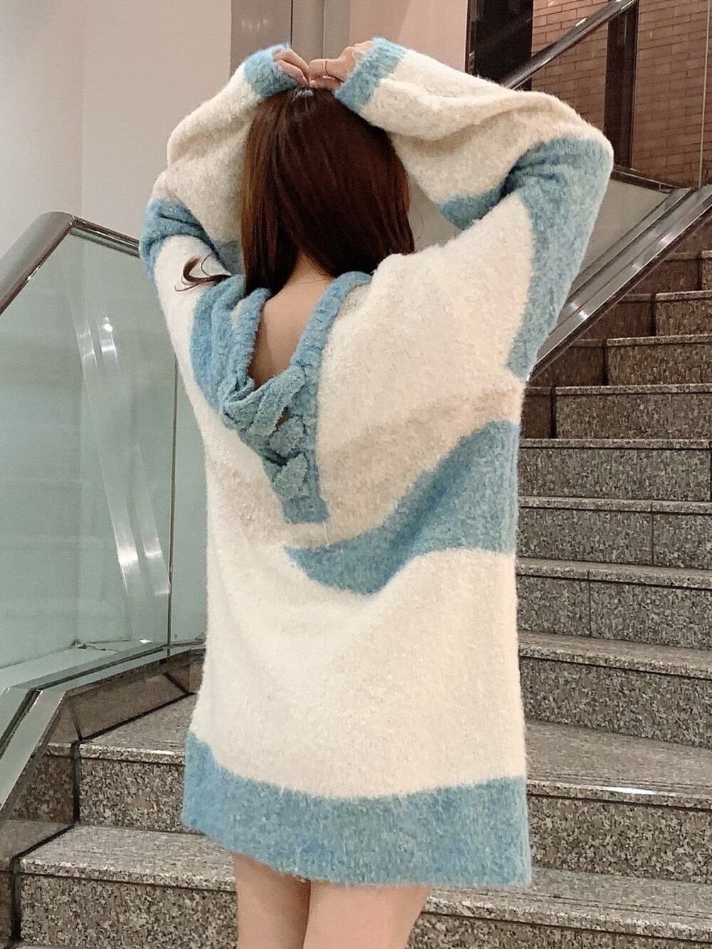 ベージュ系のニット/セーター、ホワイト系のブーツを着用したレディースの秋コーディネートの7枚目の写真