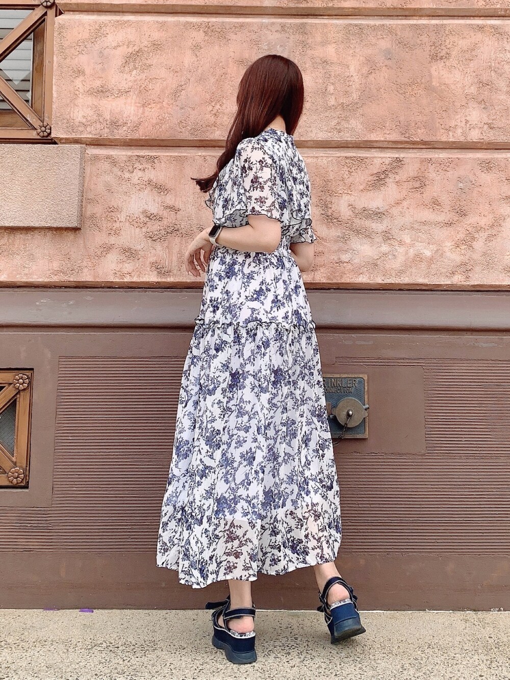 ホワイト系のワンピースを着用したレディースの夏コーディネートの5枚目の写真