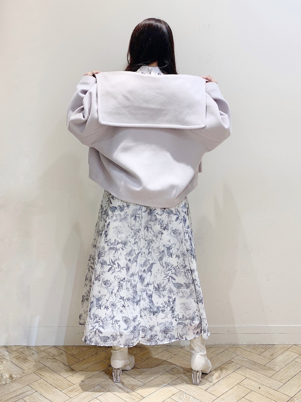 グレー系のワンピース、ホワイト系のブーツ、グレー系のその他アウターを着用したレディースの秋コーディネートの8枚目の写真