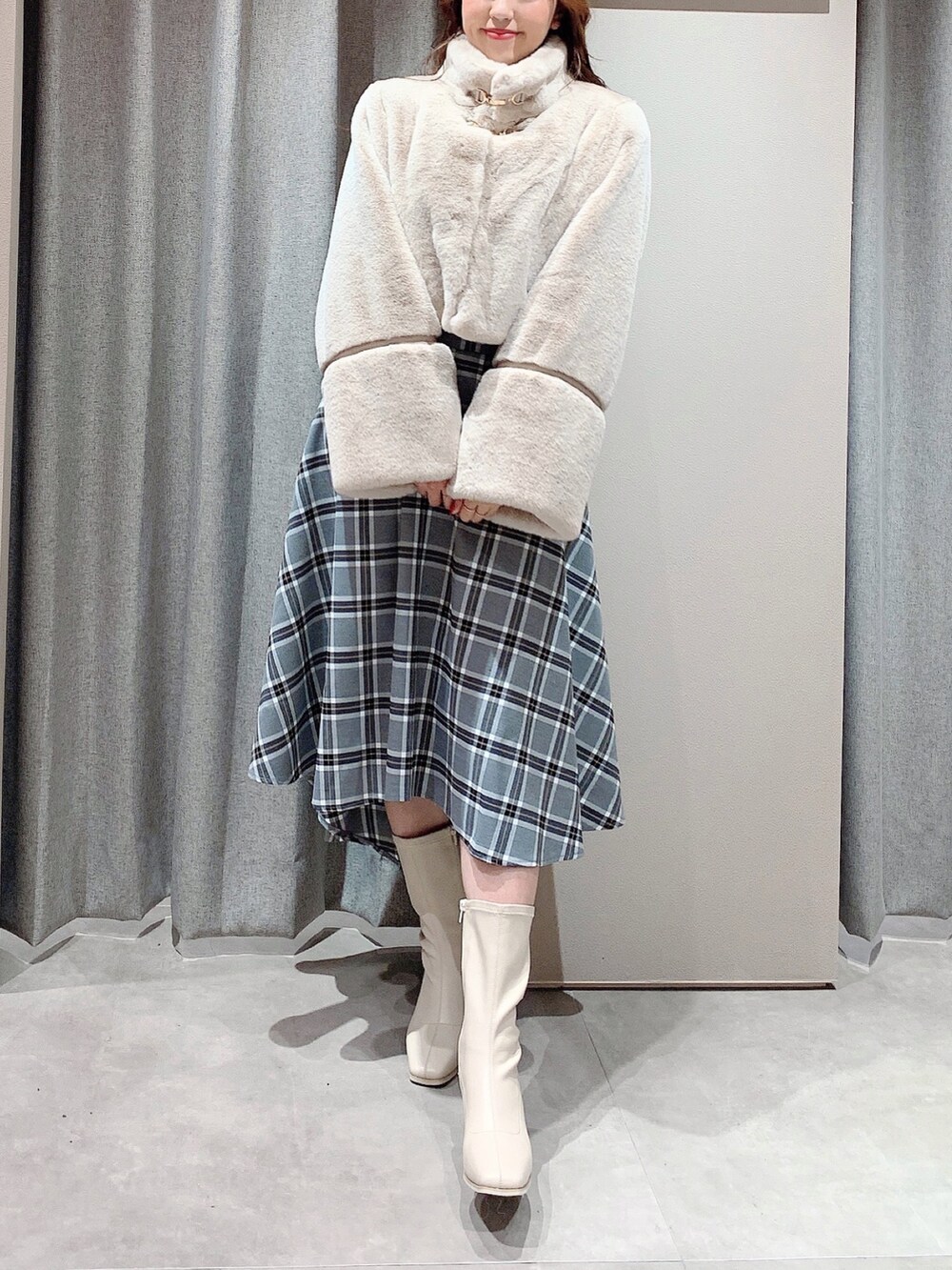 ホワイト系のワンピース、ホワイト系のブーツ、ベージュ系のその他アウターを着用したレディースの秋コーディネートの5枚目の写真