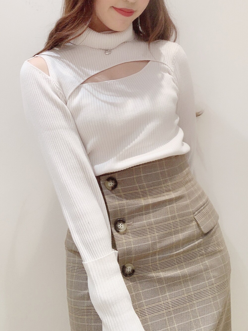 ホワイト系のニット/セーター、ブラック系のブーツ、ベージュ系のテーラードジャケットを着用したレディースの秋コーディネートの7枚目の写真