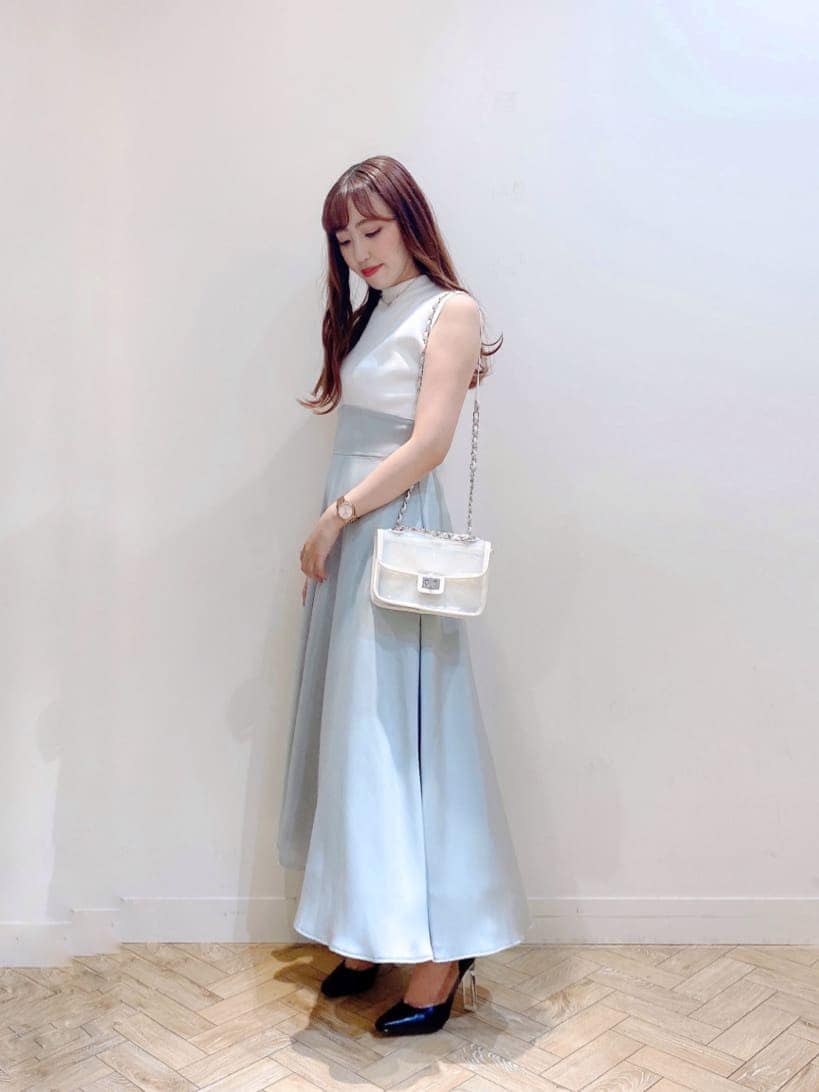 ブラック系のパンプス、グリーン系のワンピースを着用したレディースの夏コーディネートの2枚目の写真