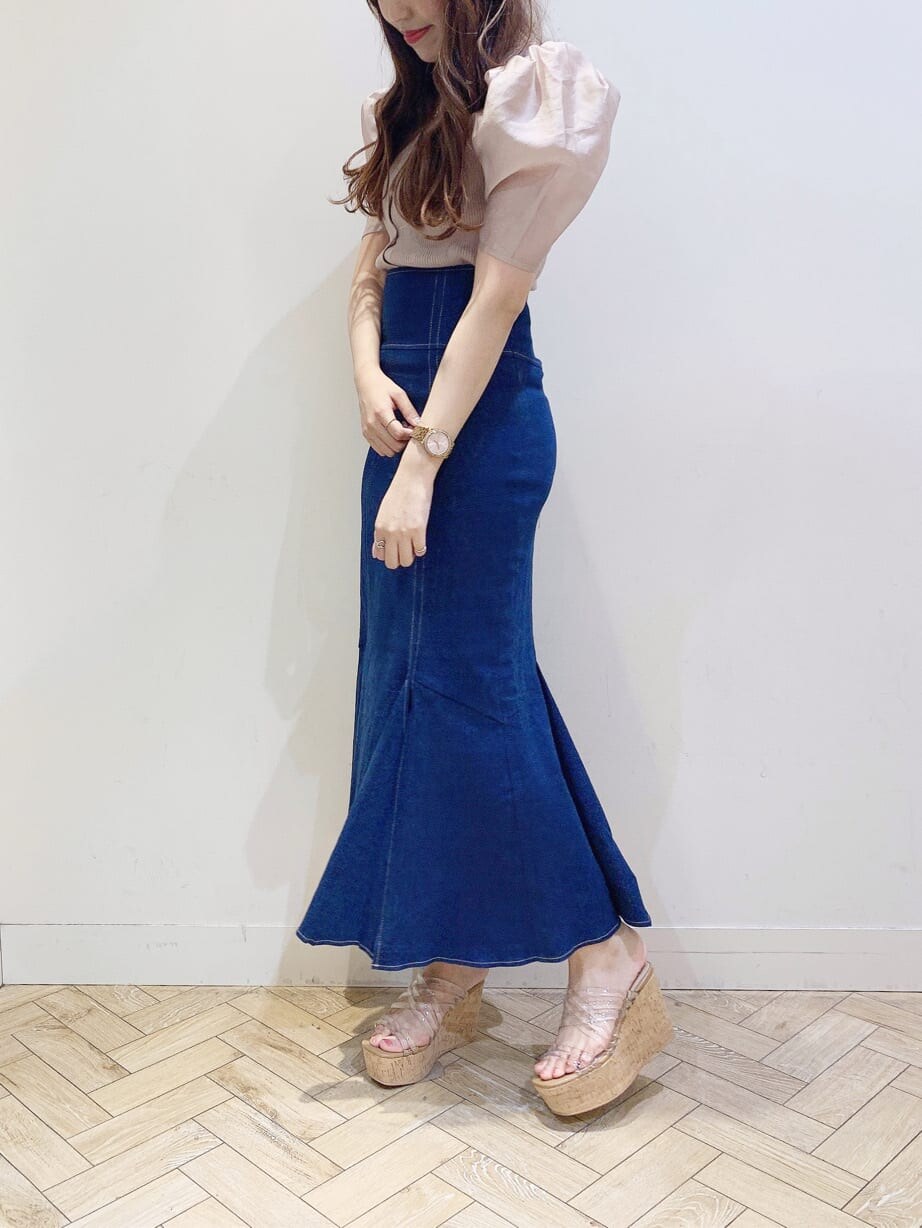 ブルー系のスカート、ピンク系のカーディガン/ボレロ、その他のサンダルを着用したレディースの春コーディネートの3枚目の写真