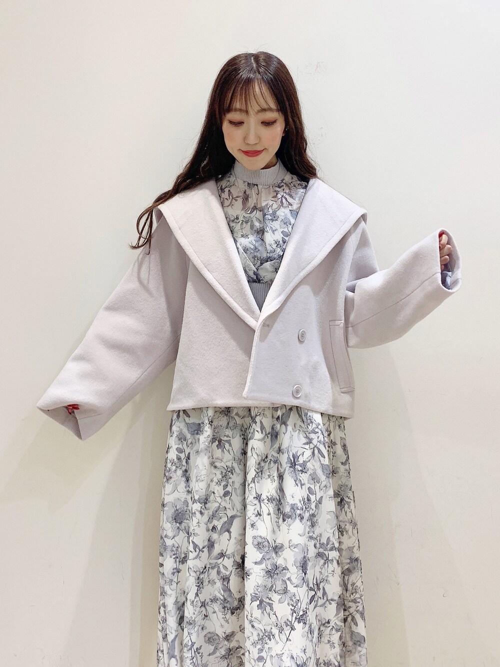 グレー系のワンピース、ホワイト系のブーツ、グレー系のその他アウターを着用したレディースの秋コーディネートの10枚目の写真