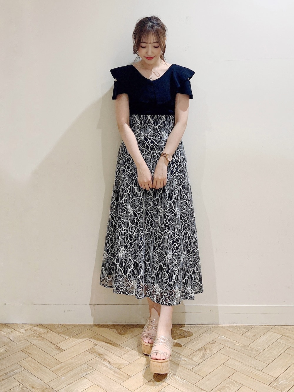 ブラック系のニット/セーター、ブラック系のスカートを着用したレディースの夏コーディネートの2枚目の写真