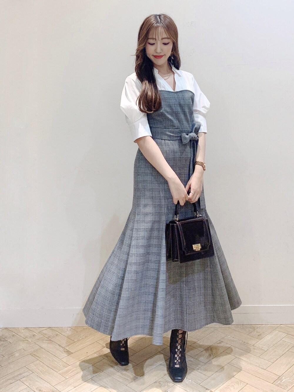 その他のワンピース、ブラウン系のハンドバッグ、ブラック系のブーツを着用したレディースの夏コーディネートの6枚目の写真