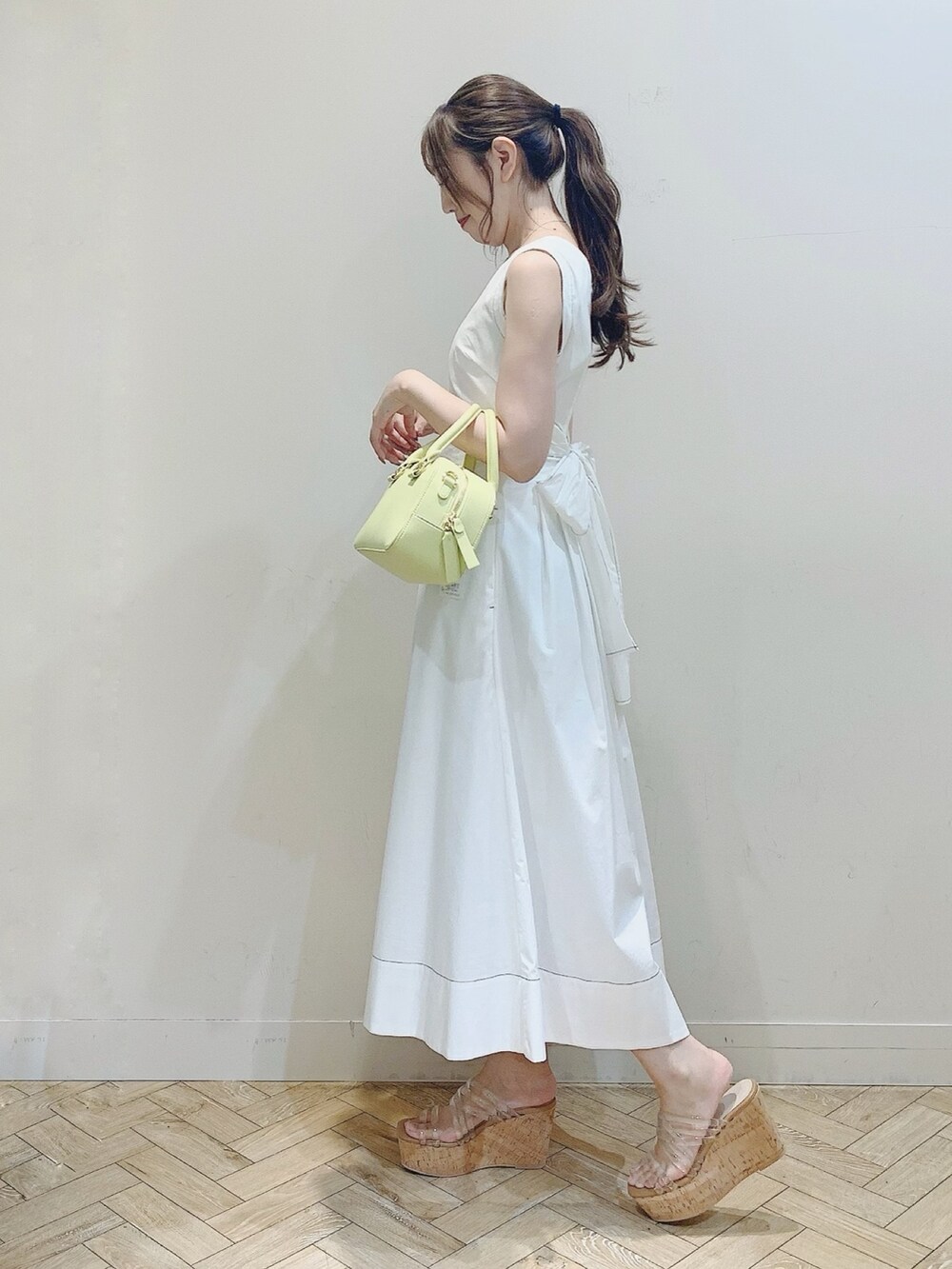 ホワイト系のワンピース、その他のサンダルを着用したレディースの夏コーディネートの3枚目の写真