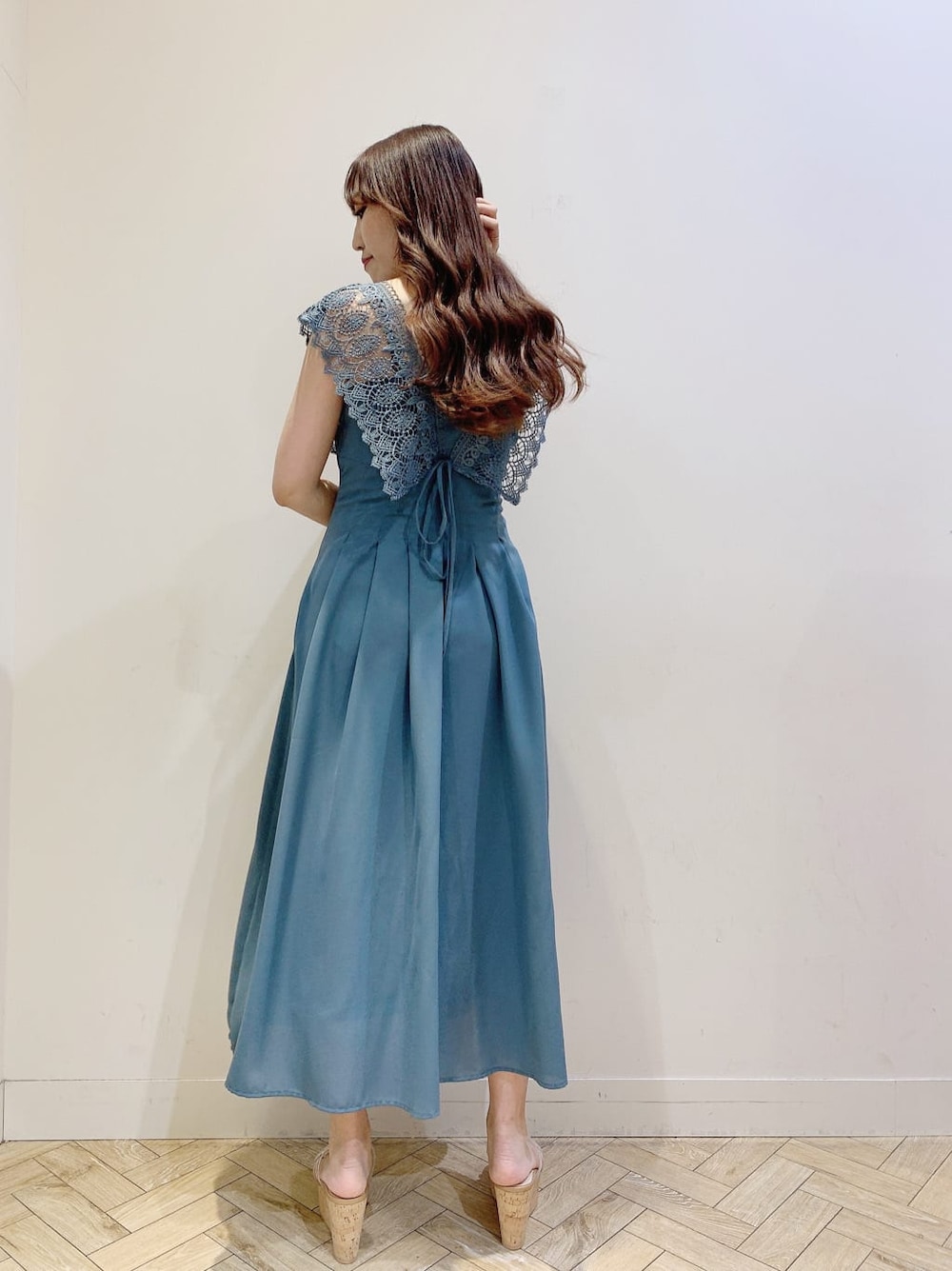 ブルー系のワンピース、その他のサンダルを着用したレディースの春コーディネートの5枚目の写真