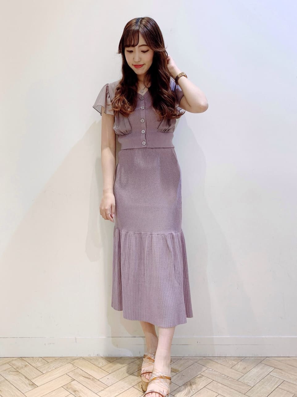 ホワイト系のシャツ/ブラウス、ピンク系のワンピース、ベージュ系のサンダルを着用したレディースの春コーディネートの2枚目の写真