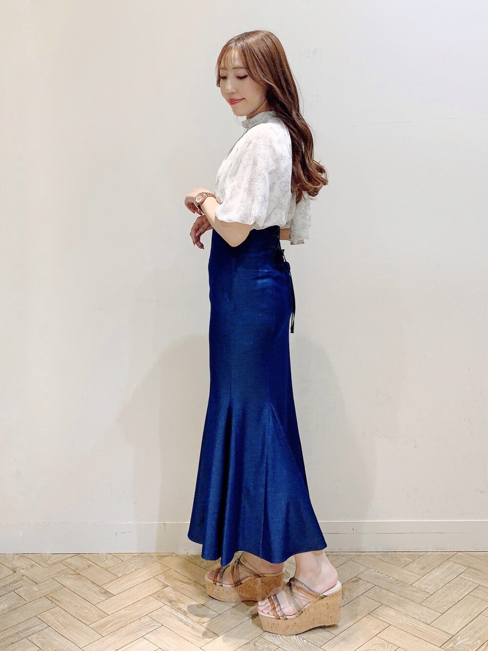 ブルー系のスカート、ベージュ系のシャツ/ブラウス、その他のサンダルを着用したレディースの夏コーディネートの5枚目の写真