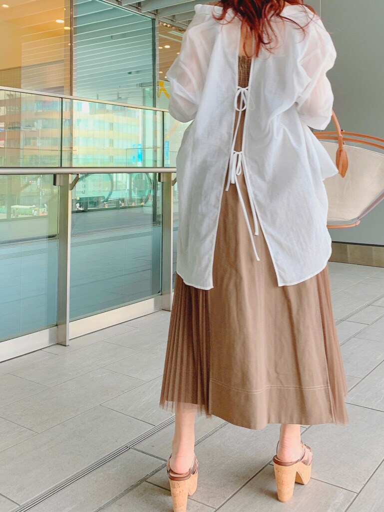 ブラウン系のワンピース、ブラウン系のトートバッグ、ベージュ系のサンダルを着用したレディースの春コーディネートの3枚目の写真