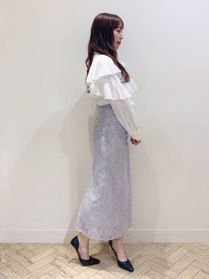 ホワイト系のシャツ/ブラウス、グレー系のスカートを着用したレディースの夏コーディネートの2枚目の写真