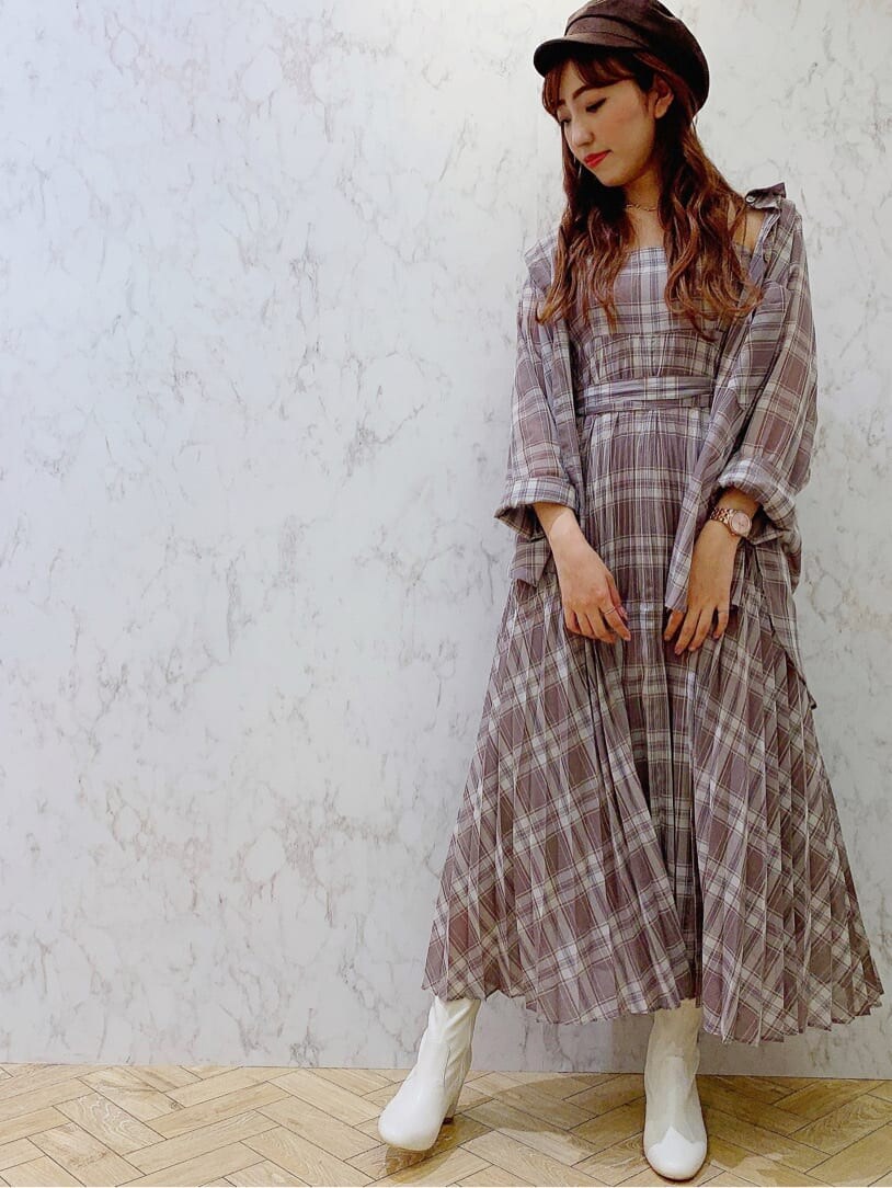 ブラウン系のワンピース、ブラウン系のシャツ/ブラウス、ホワイト系のその他シューズを着用したレディースの夏コーディネートの2枚目の写真