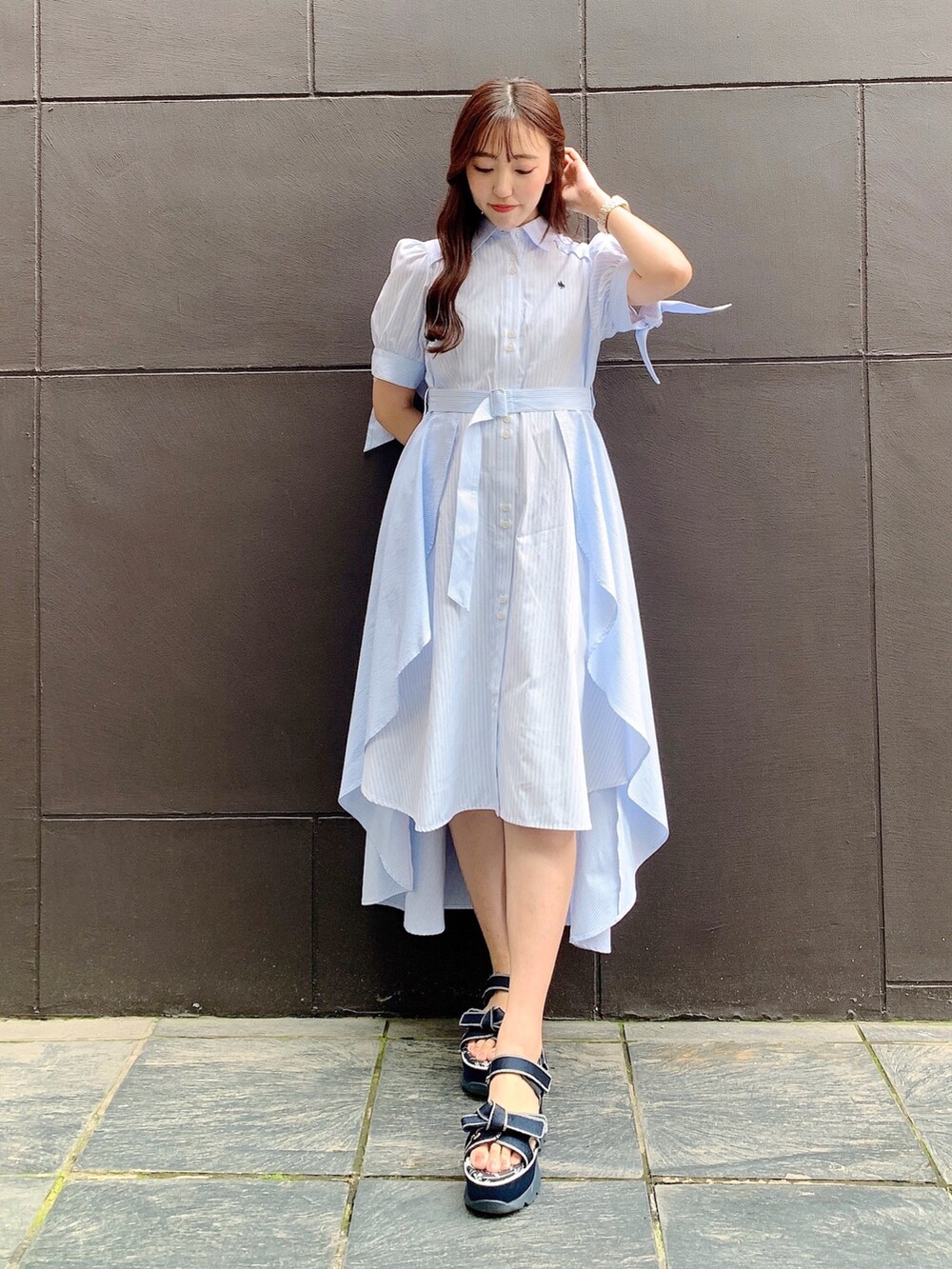 ブルー系のワンピースを着用したレディースの春コーディネートの3枚目の写真