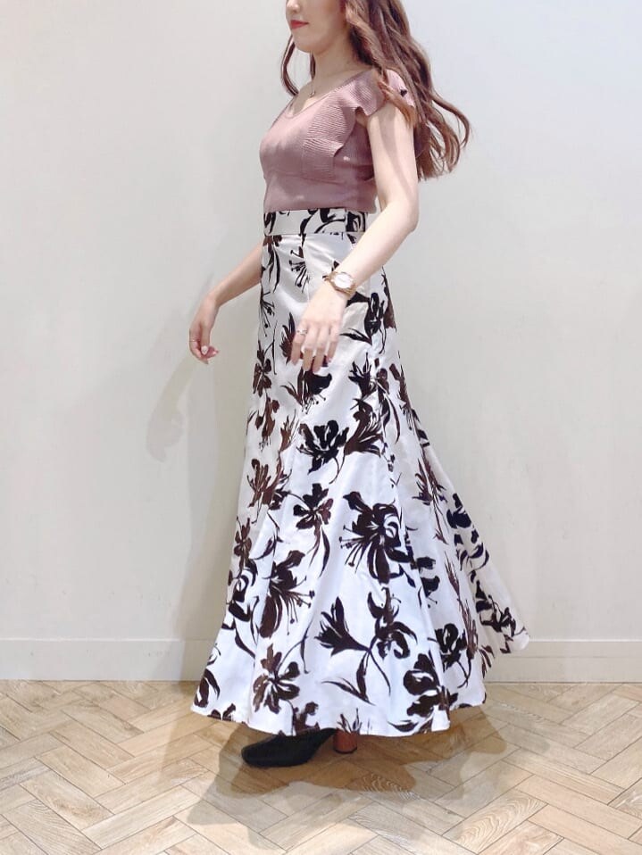 ブラック系のサンダル、ブラウン系のニット/セーター、ホワイト系のスカートを着用したレディースの夏コーディネートの6枚目の写真