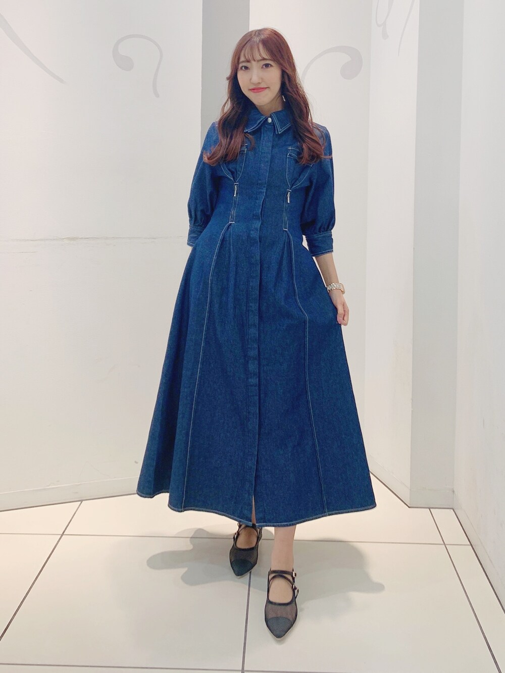 ブルー系のワンピース、ブラック系のパンプスを着用したレディースの冬コーディネートの3枚目の写真