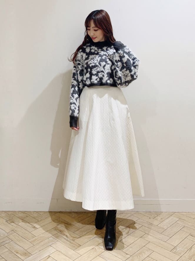 ホワイト系のスカート、ホワイト系のスカート、ブラウン系のニット/セーターを着用したレディースの秋コーディネートの3枚目の写真