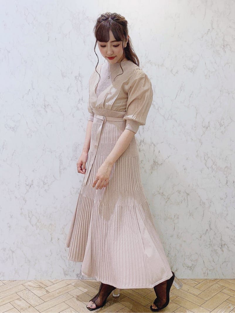 ピンク系のワンピース、ブラウン系のその他シューズを着用したレディースの夏コーディネートの2枚目の写真