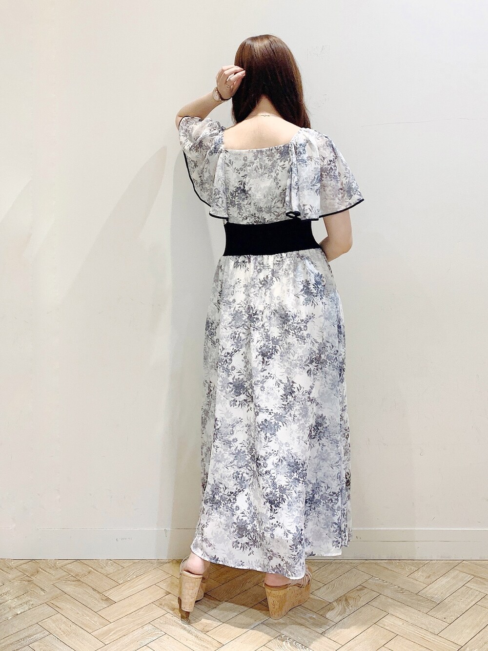 ホワイト系のワンピース、ホワイト系のサンダルを着用したレディースの夏コーディネートの5枚目の写真