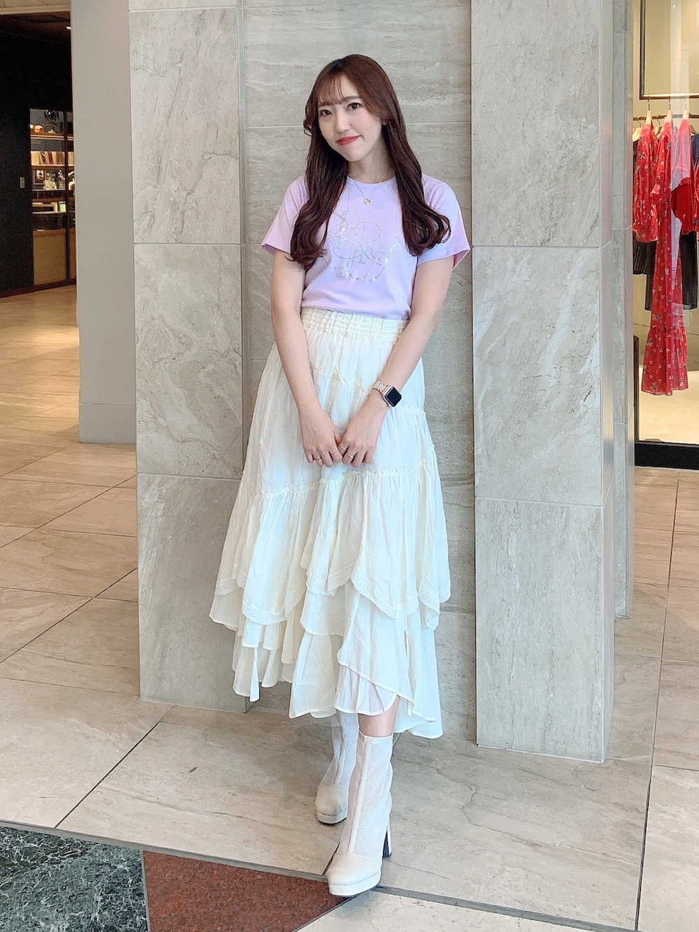 ホワイト系のブーツ、ピンク系のTシャツ/カットソー、イエロー系のスカートを着用したレディースの春コーディネートの2枚目の写真