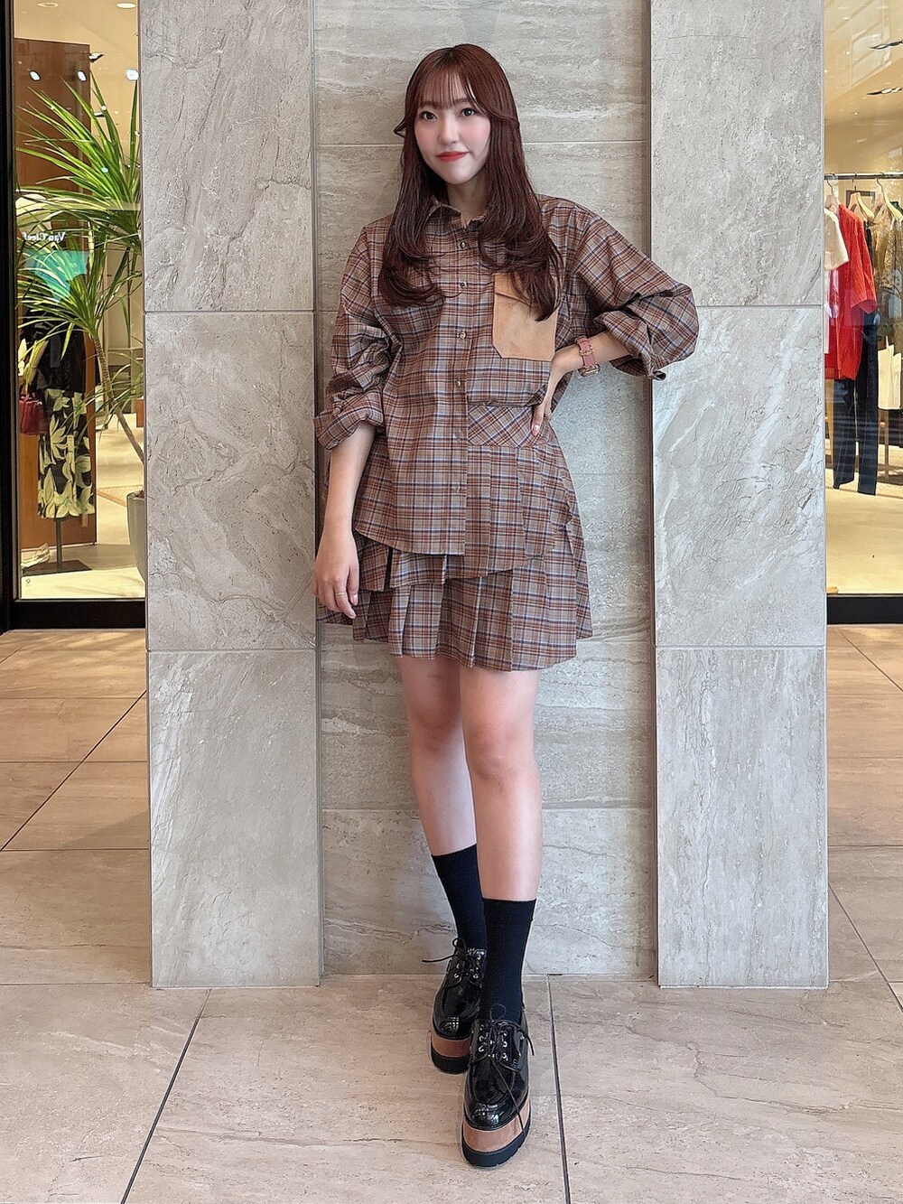 ブラウン系のシャツ/ブラウス、ブラウン系のスカート、その他のローファーを着用したレディースの秋コーディネートの4枚目の写真