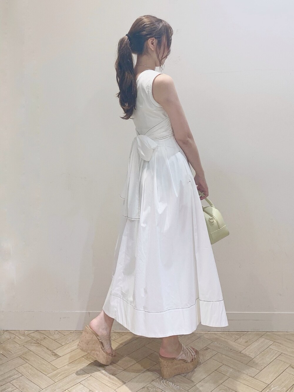 ホワイト系のワンピース、その他のサンダルを着用したレディースの夏コーディネートの6枚目の写真