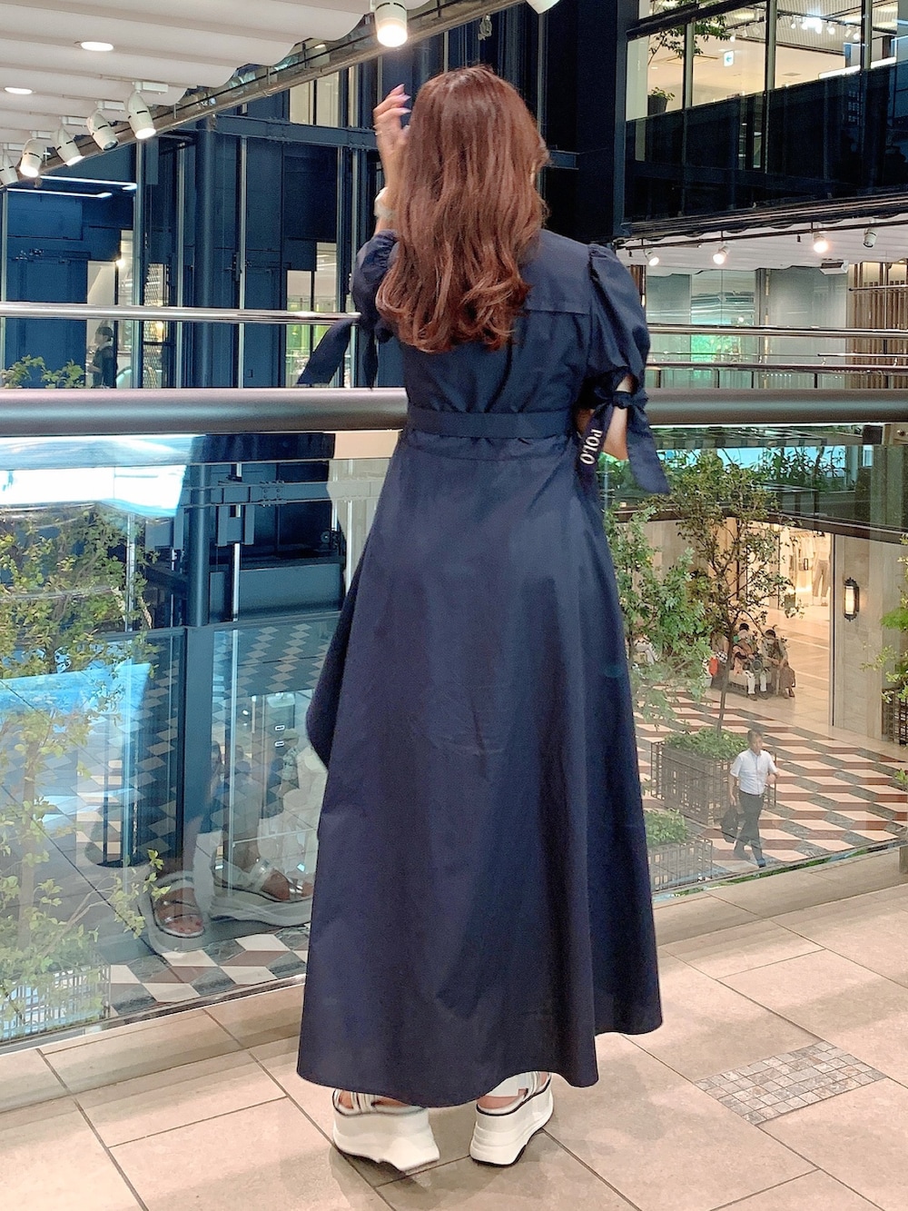 ブルー系のワンピース、ホワイト系のサンダルを着用したレディースの夏コーディネートの4枚目の写真