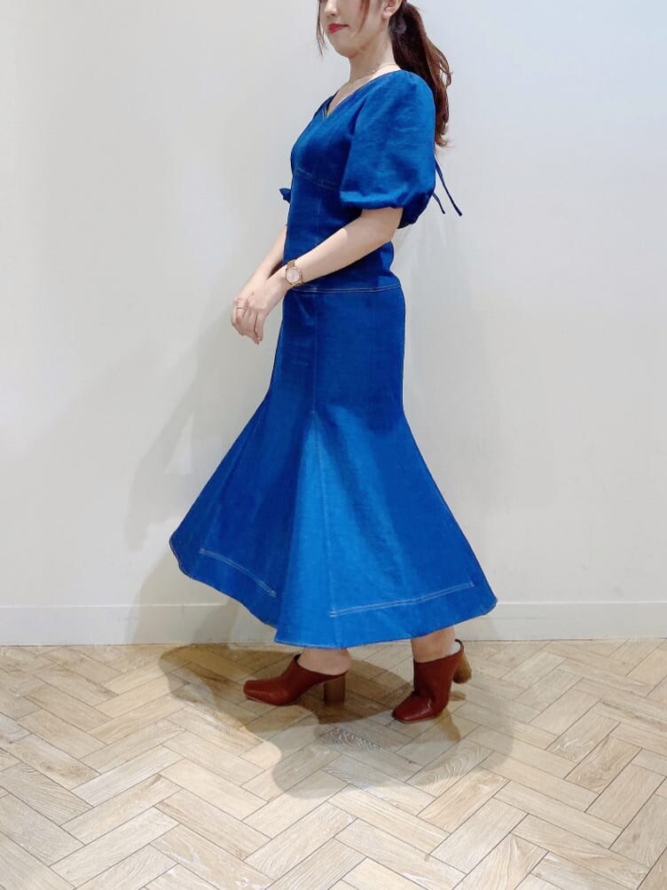 ブルー系のワンピース、ブラウン系のサンダル、ブラウン系のサンダルを着用したレディースの夏コーディネートの5枚目の写真